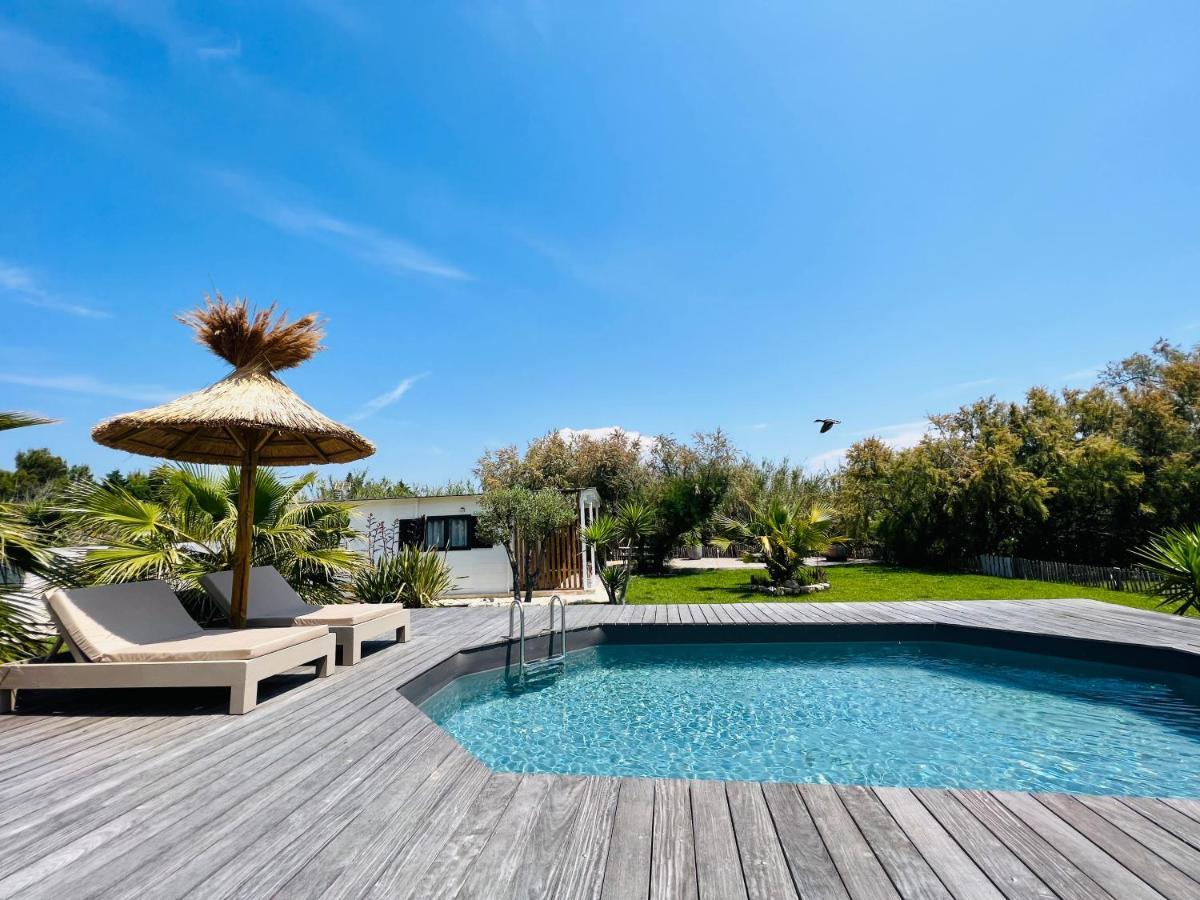 Cabane Le Flamant Avec Jardin, Piscine Et Parking Saintes-Maries-de-la-Mer Exterior photo